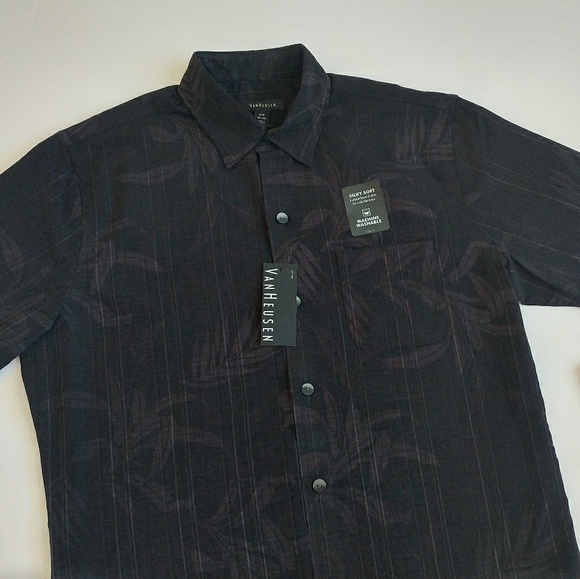 Van Heusen Other - ✌ Van Heusen black hawaiian button down shirt